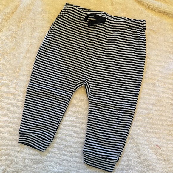 Girls Grogu Baby Yoda Trick or Treat 2-pc Outfit, Bodysuit, Joggers, 12 months - Picture 3 of 3